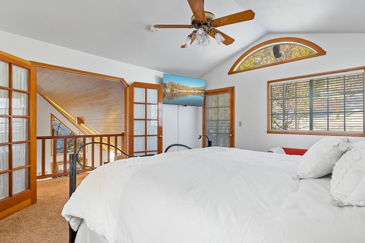 Საიდუმლო ბაღი ~ 
Ფართო და ჰაეროვანი, დიდი აბაზანა-ტუალეტით, შესასვლელი კარადით, ცალკე აივნით, ბრტყელეკრანიანი ტელევიზორით, სამუშაო სივრცითა და პატარა ტახტით!  Რომ აღარაფერი ვთქვათ ხედზე…