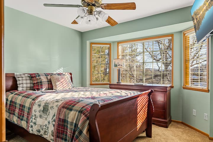 Moose Lodge-ის საძინებელი ~
Სოფლის ხიბლი კომფორტული საწოლით Queen!