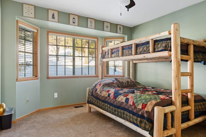 Ჟურნალის ხის ორსართულიანი ოთახი ~
Ნამდვილი ორსართულიანი საწოლები, რომელთა ზედა ნაწილშიც ორადგილიანი საწოლია, ქვედა ნაწილში კი - სრული.  Ბავშვებისა და ზრდასრულებისთვის გართობაც კმაყოფილი დარჩება!  Ამ ოთახს, ასევე, აქვს ბრტყელეკრანიანი ტელევიზორი და საკმარისი სივრცე კარადაში.