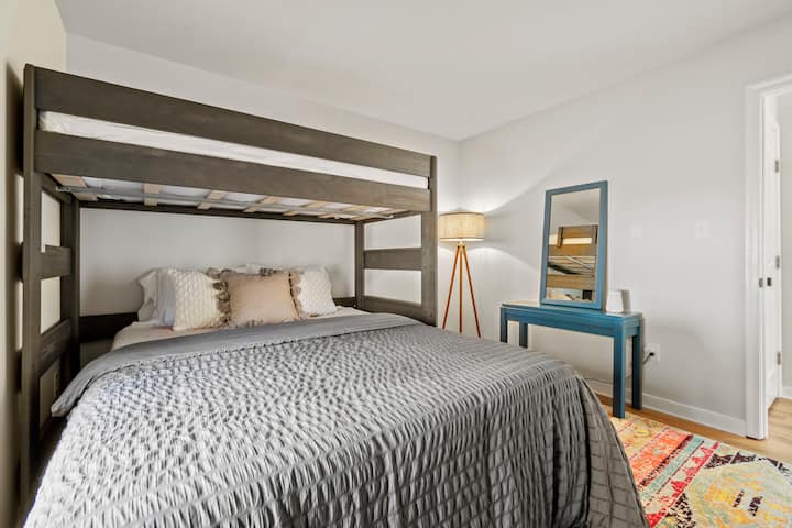 La troisième chambre est une excellente option pour les enfants ! Jetez un petit dans le lit queen size ou dans le lit double superposé au-dessus. Un Pack N'Ret peut être utilisé dans le placard de la première chambre ainsi qu'une machine à sons Hatch et une veilleuse.