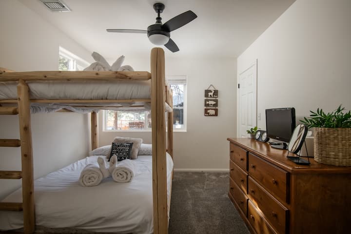 Kitanda cha ghorofa katika chumba cha tatu cha kulala