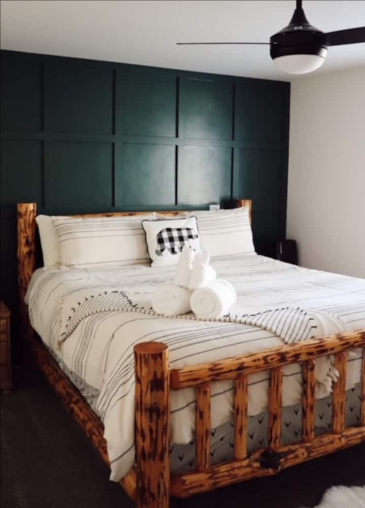 Matandiko safi na yenye starehe ili kuhakikisha usiku mzuri wa kupumzika wakati wa ukaaji wako