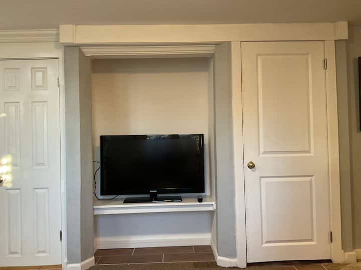 Comfy Cute Lovely 1 Br 1 Bed Apt W/private Access. - Lake Cochituate, MA