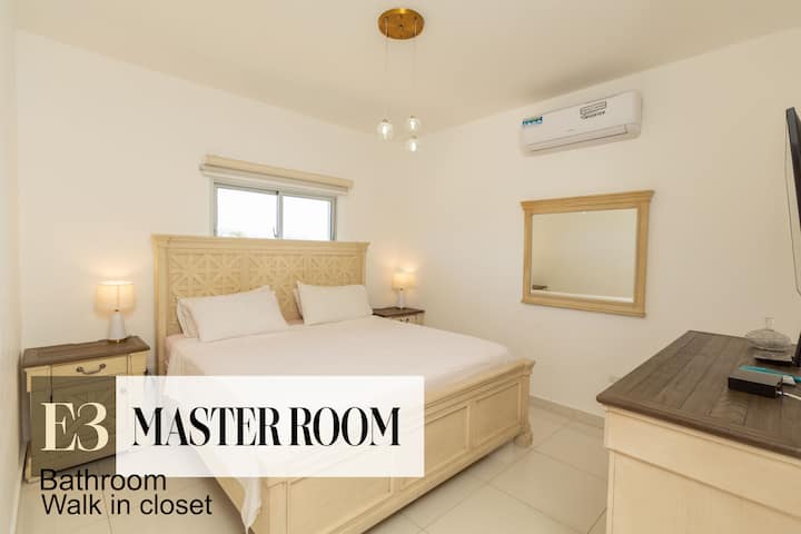 غرفة نوم رئيسية مع حمام داخلي
غرفة رئيسية واسعة تحتوي على سرير كينج ومكيف هواء وخزانة ملابس وحمام خاص لمزيد من الراحة.