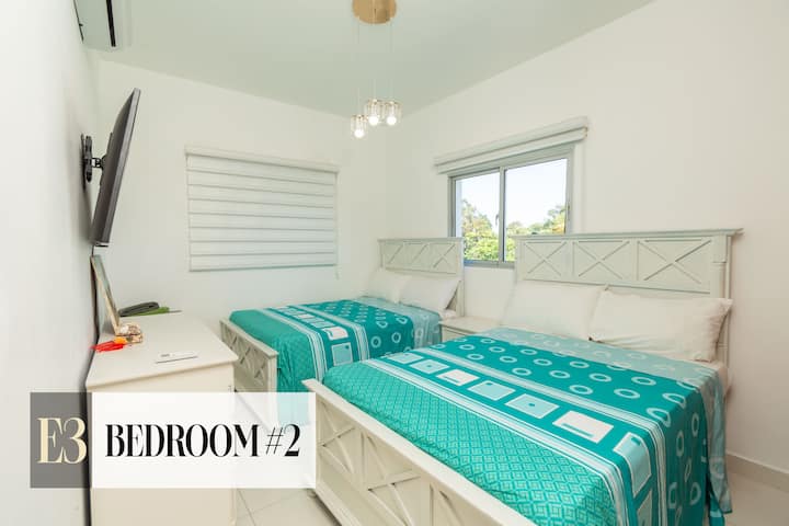 غرفة النوم رقم 2 مع راحة مزدوجة
غرفة ضيوف مشرقة وجيدة التهوية تتميز بسريرين كاملين وبياضات جديدة وتكييف هواء وتلفزيون مثبت على الحائط لإقامة مريحة.