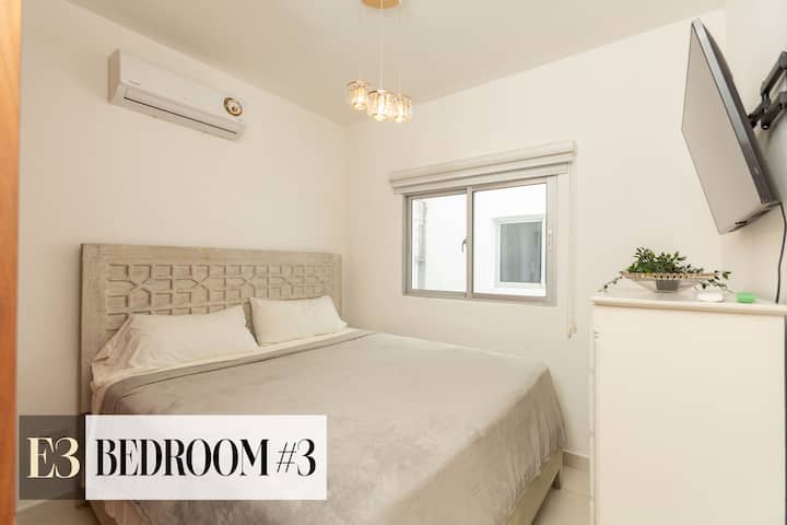 غرفة النوم رقم 3 – راحة هادئة
غرفة هادئة تتميز بسرير فخم، وإضاءة طبيعية من خلال النافذة، ومكيف هواء، وتلفزيون مثبت للاسترخاء المريح.