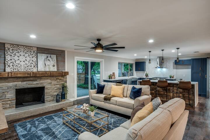 The Corner House- 5 BED/4 BATH home in Dallas gallery image 2