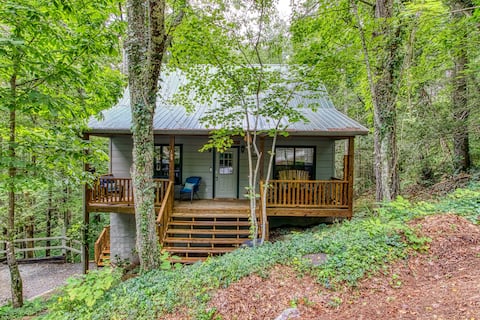 CLEAN & Cozy w/Hot Tub near Cades Cove