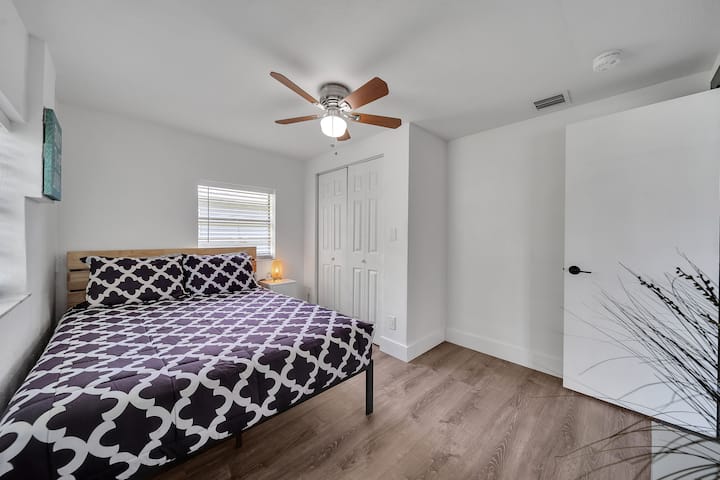 Letto queen-size nella quinta camera da