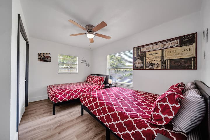 La 4ª camera da letto ha 2 letti queen-size