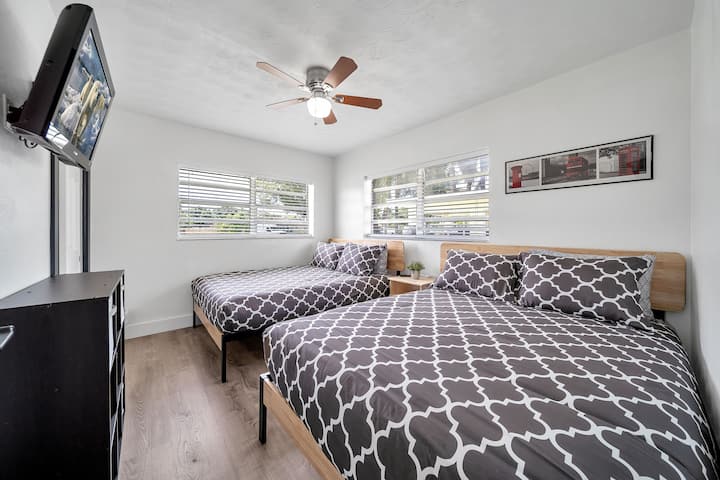 La seconda camera da letto ha 2 letti queen-size 