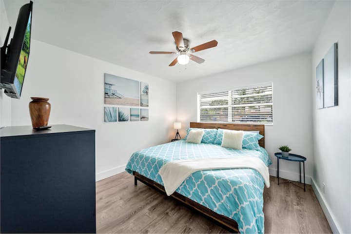 La prima camera da letto ha un letto king-size 