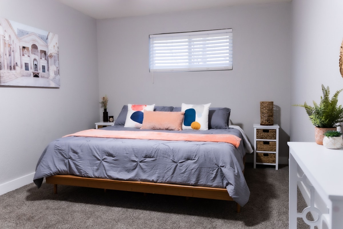 Bedroom 4
King Bed
Closet
Console Table