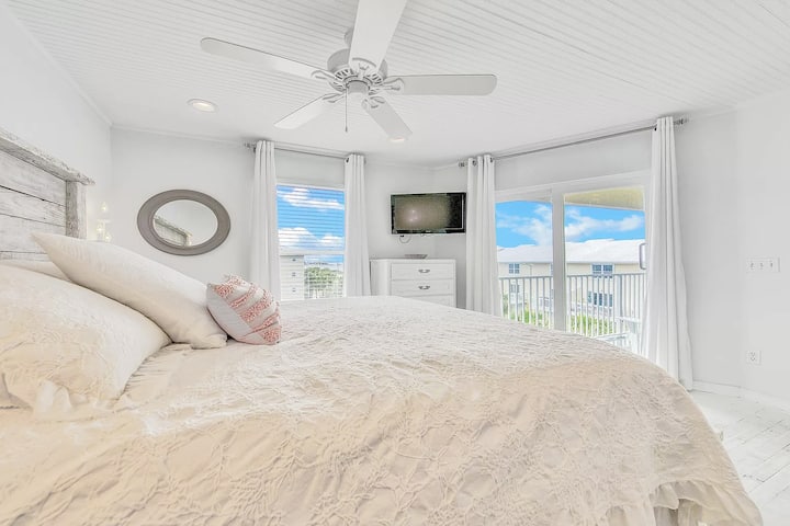 Pohodlná hlavná spálňa so stropmi s korálkovou doskou a manželskou posteľou King. Zobuďte sa uvoľnene a svieži. 