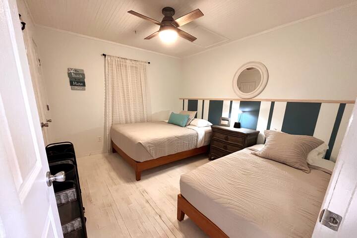 Spálňa 2 s manželskou posteľou Queen a oddelenými posteľami. 