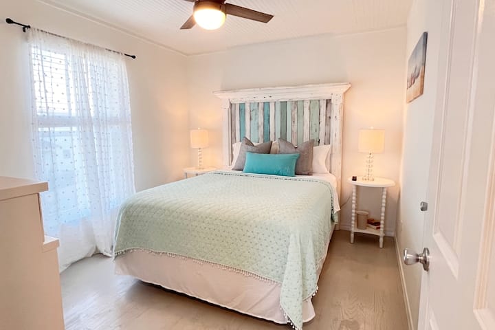 Roztomilá rustikálna pláž 3. spálňa s posteľou na vankúši Queen. Dostatok miesta pre vaše veci, batožinu ... alebo veľa nákupných tašiek z miestnych butikov. :-)