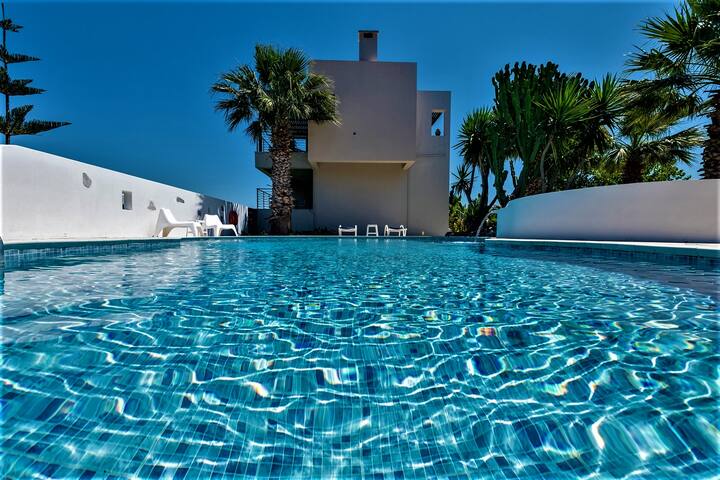XENOS VILLA2 WITH PRIVATE POOL NEAR THE SEA gallery image 2