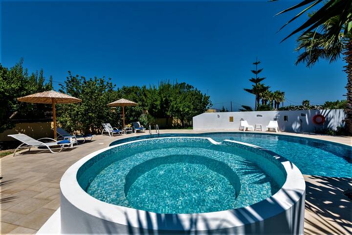 XENOS VILLA2 WITH PRIVATE POOL NEAR THE SEA gallery image 3
