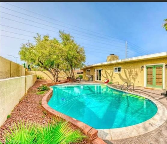 5br 3ba LV vacation home with pool- 3mi fr strip