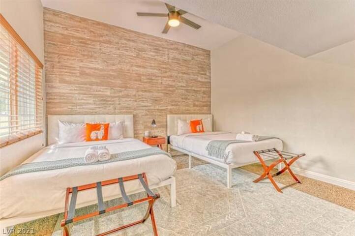 5br 3ba LV vacation home with pool- 3mi fr strip gallery image 3