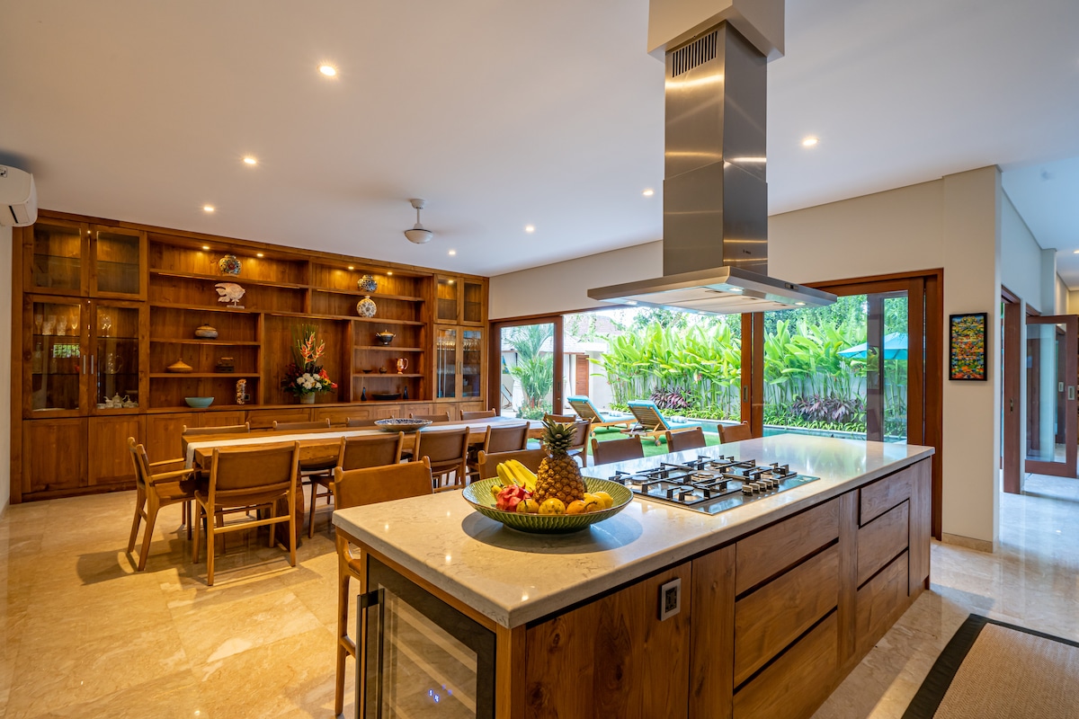 Villa in Mengwi · ★5.0 · 4 bedrooms · 4 beds · 5 private baths รายการ Airbnb เปรียบเทียบ