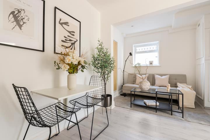 Contemporary Clean Apartment (5mins to tube)