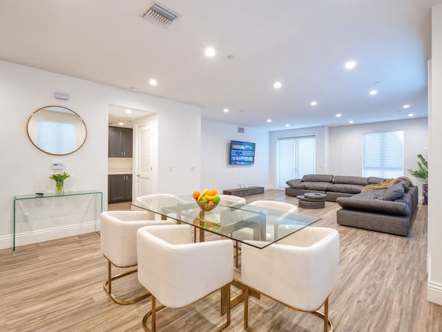 Spacious Bright Close to Cedars Sinai Hospital