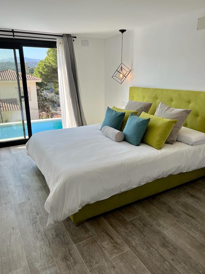 ห้องนอนที่ 4 ที่มีทางเข้าสระว่ายน้ำโดยตรง 