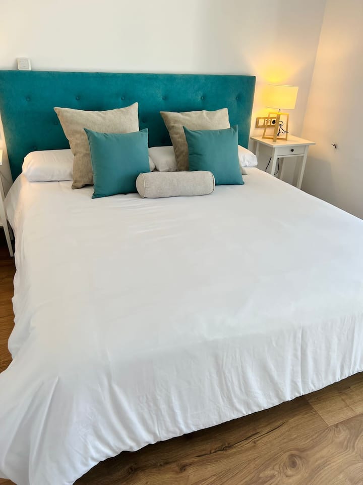 ห้องสวีทที่สองบนชั้นหลักมีระเบียงขนาดใหญ่ (ใช้ร่วมกับห้องนอนอีกหนึ่งห้อง) พร้อมวิวพระอาทิตย์ตกที่น่าตื่นตาตื่นใจ