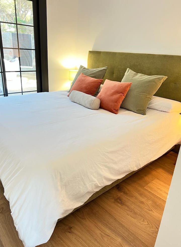 ห้องนอนที่ 7 มีหน้าต่างสไตล์ฝรั่งเศสบานใหญ่เข้าถึงสวนได้