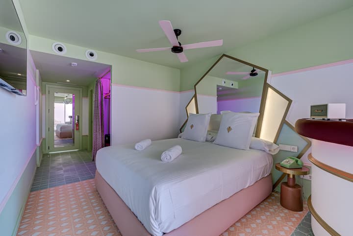 Inapatikana Vitanda 2 vya Mtu Mmoja au Kitanda 1 cha watu wawili, kwa ombi na kwa mujibu wa upatikanaji.