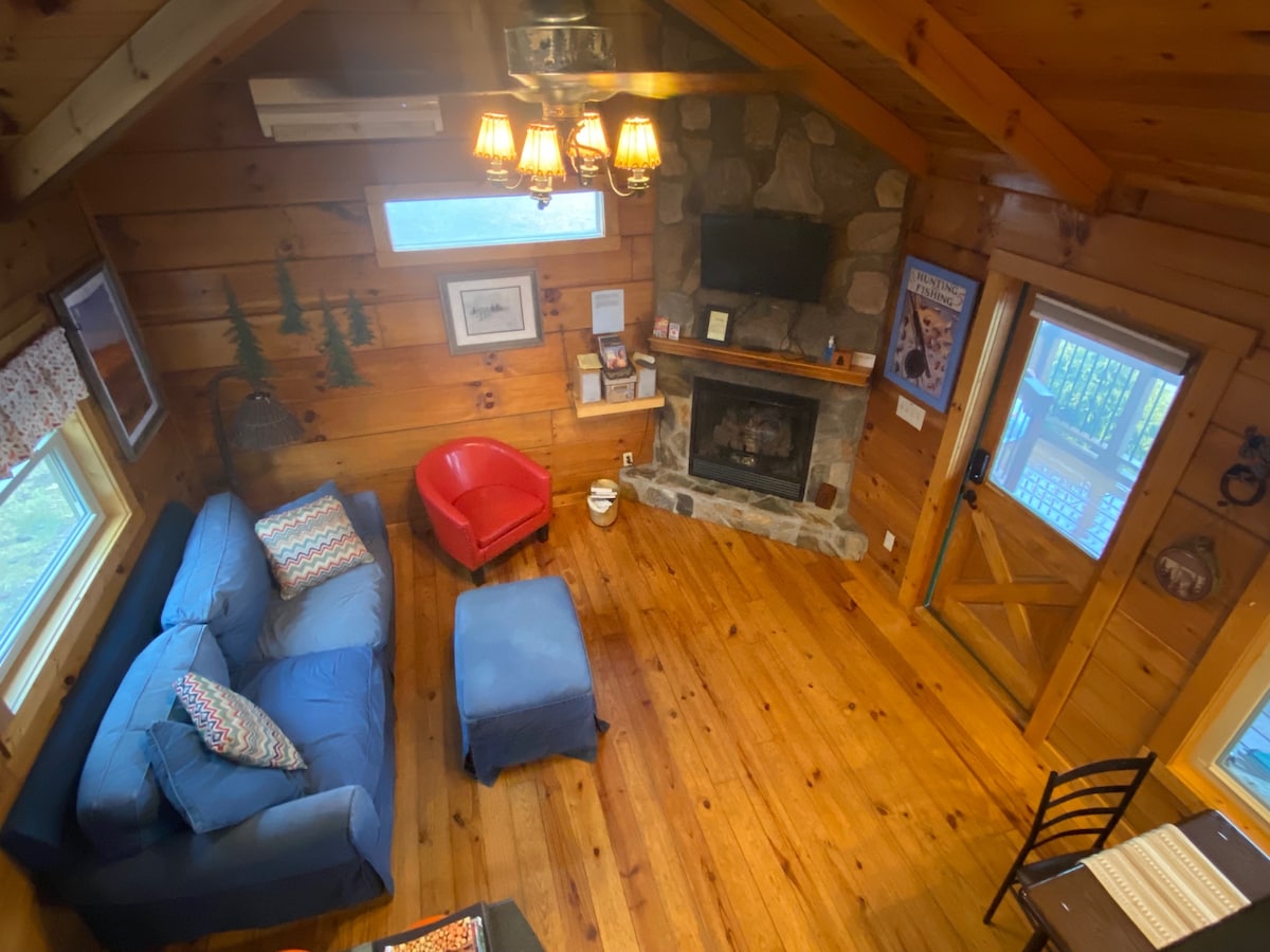 Всекидневна, както се вижда от таванското помещение