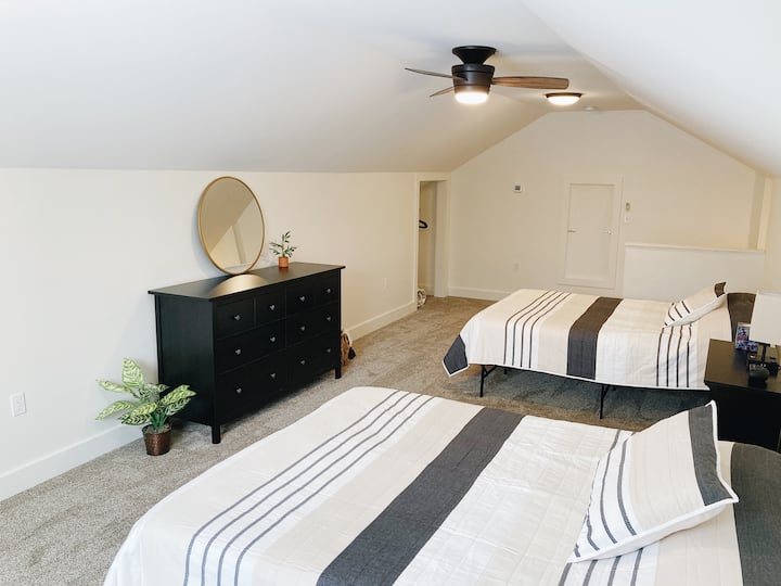 غرفة إضافية في الطابق العلوي تضم سريرين كوين
2 التوأم رغوة المراتب المتاحة أيضا لمزيد من مساحة الكلمة النوم