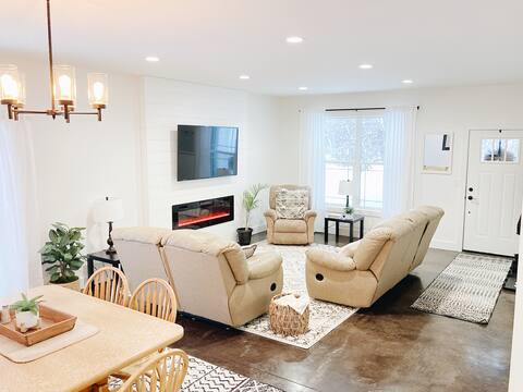 Lovely Place - Prime Location/Near Trails/Hot Tub