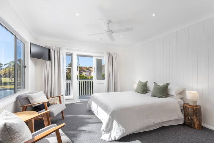 Finns at OLD BAR – Large Luxury Holiday House gallery image 3