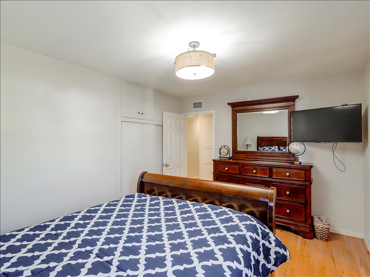 Dormitorio #1: cama tamaño queen, cómoda de 8 cajones con espejo. 