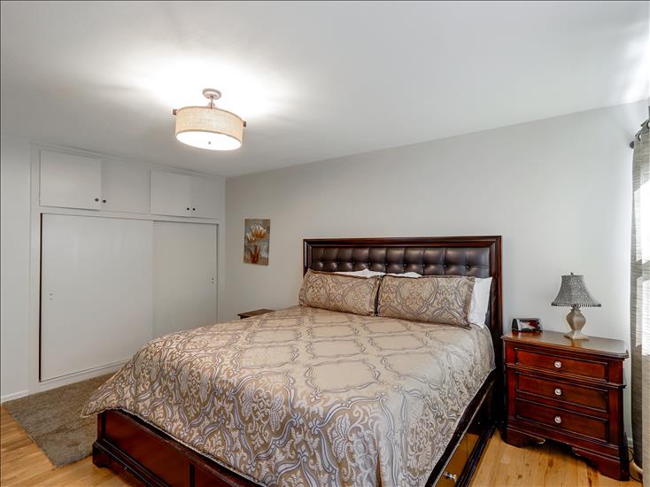 Dormitorio principal #2 - Cama tamaño queen con 2 mesitas de noche. 