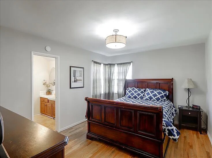 Dormitorio #1 - tiene baño adjunto. 
Cama tamaño queen con trineo. 