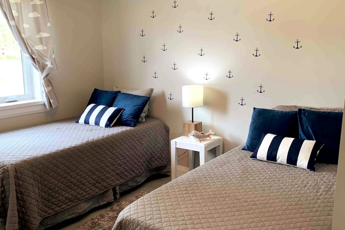 מקום לנוח בו אחרי יום שלם בחוף הים. לפני שתוכלו לספור את העוגנים, אתם תישנו! שתי מיטות יחיד נוחות נמצאות בחדר השינה השני.