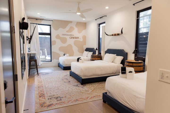 חדר שינה 1: חדר מוזיקת קאנטרי
3 מיטות מלאות וחדר רחצה צמוד. מקלחת יוקרתית עם ברז גשם. 
היכנסו לארון. אזור בר עם כיור, מראה, מחסן ומקרר יין. ציור קיר קאובוי בהתאמה אישית ושיא בנווה המדבר של הג'קוזי מאחור!