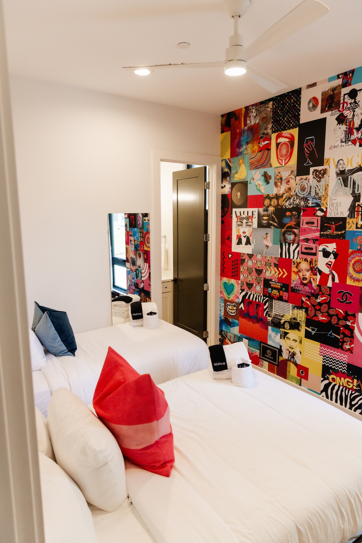 4. SPAVAĆA SOBA: Pop Muisc
Uđite u pop spavaću sobu u kojoj živopisni neonski znakovi i razigrani ukrasi stvaraju električni ambijent. 

1 bračni krevet, 1 krevet za jednu osobu, privatna kupaonica, ogledalo pune dužine, zidni papir koji se može instalirati, cijeli ormar s drvenim vješalicama itd.