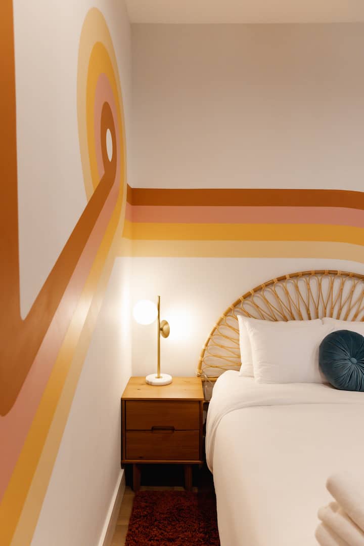 חדר שינה 3: מוזיקה של שנות ה -70
לחזור אחורה בזמן בחדר השינה של שנות ה -70! לחוות אווירה מגניבה עם דפוסים נועזים, עיצוב וינטג'.

מיטת קווין סייז אחת, חדר רחצה צמוד, ארון מלא עם קולבים מעץ, טלוויזיה עם מסך גדול, מצעים ומגבות יוקרתיים ועוד.