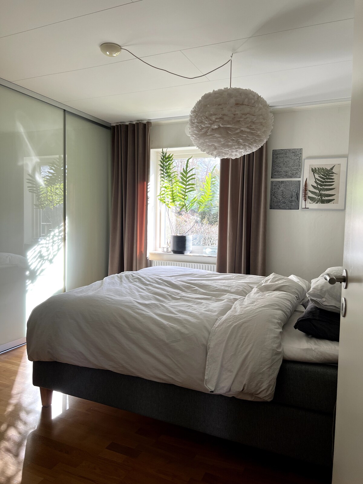 Habitación en el primer piso con cama matrimonial