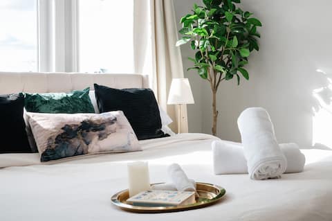 Beautiful Luxe Home ⭐ King Bed 👑 Summer Patio ⭐
