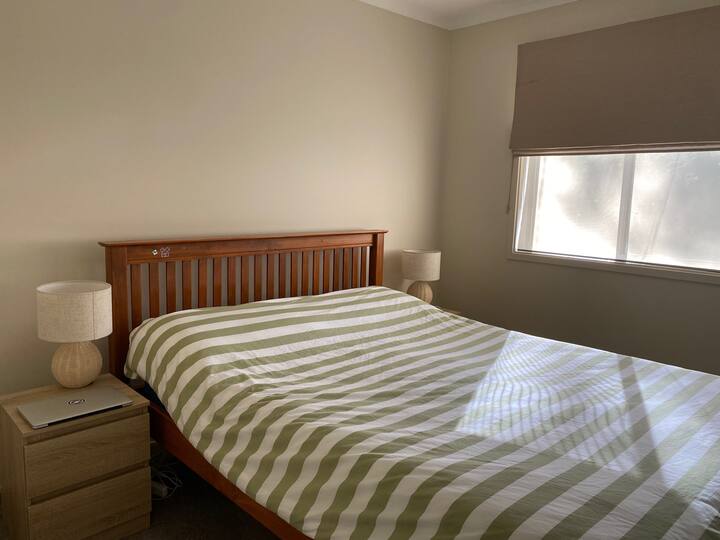 Beroom 1 - kitanda aina ya queen