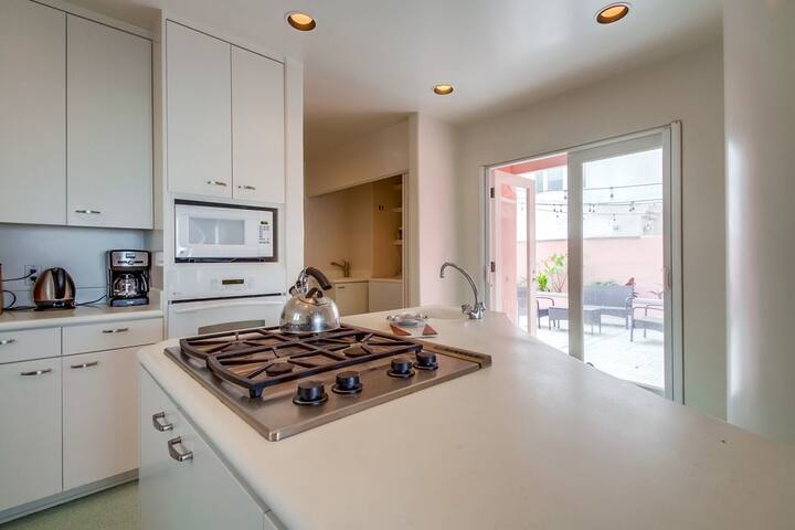 Historic 3 bed house on Mission Beach board walk gallery image 5