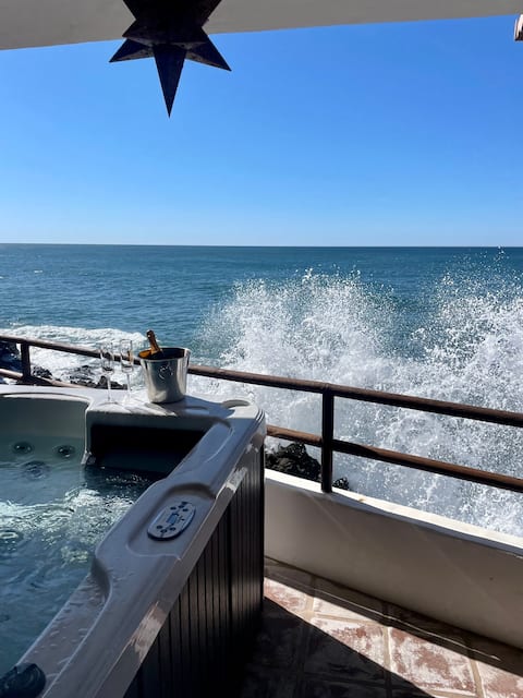 Cheerful 4 bedroom with ocean front hot tub!!!