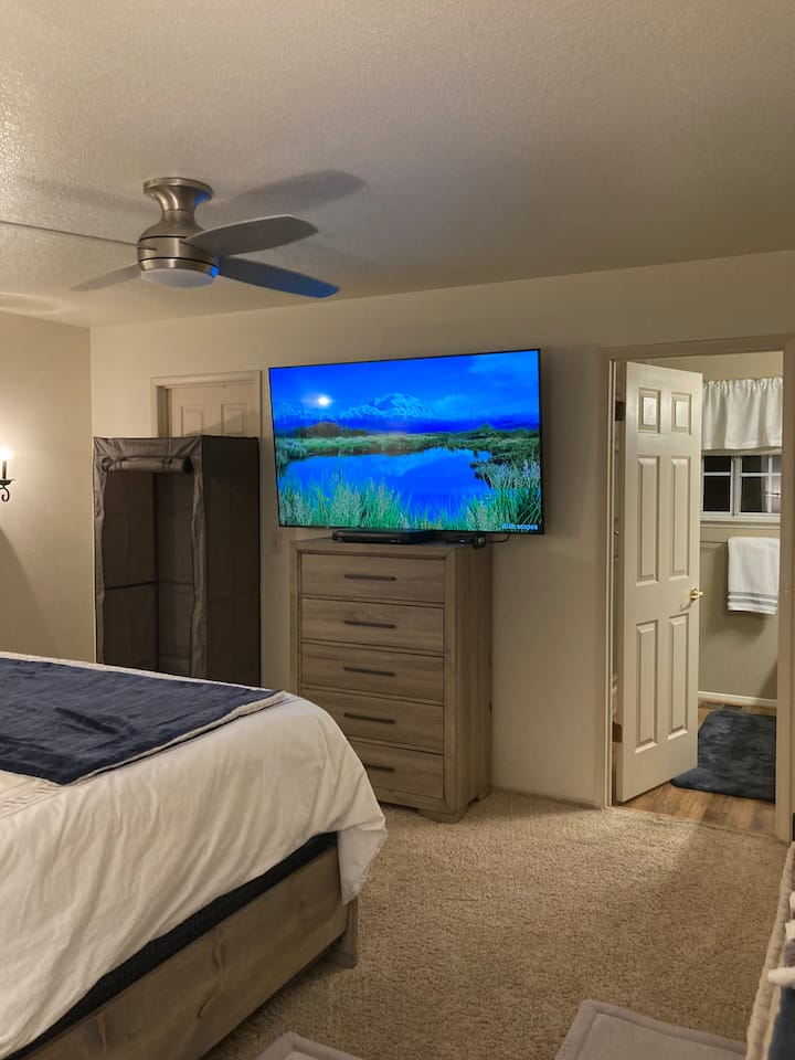 غرفة نوم رئيسية مع خزانة ملابس مزودة بشماعات معاطف. علاوة على ذلك ، لديك أدراج خزانة فارغة. يوجد أيضًا درجان أسفل السرير. يحتوي أحدهما على جميع ملاءات السرير بحجم كينغ والآخر فارغ لراحتك.