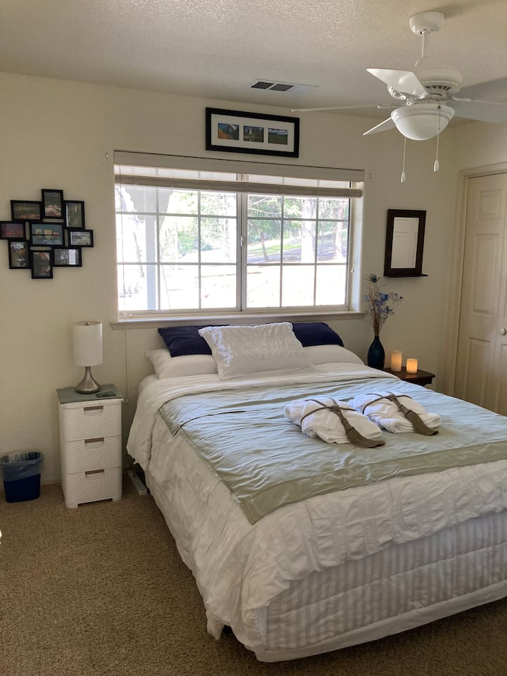 غرفة النوم في الجانب الغربي في الطابق السفلي رقم3: سرير بحجم كوين ، مع خزانة كاملة وشماعات ورف وواي فاي وتلفزيون بسعة دي في دي فقط