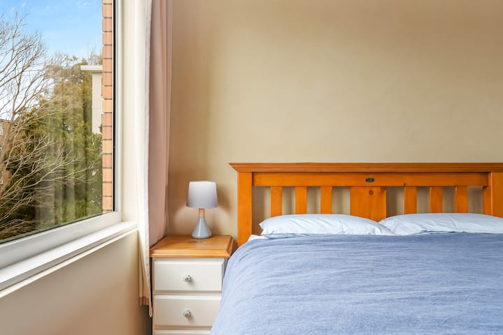 Dormitorio principal: orientado al este para que disfrutes del encantador sol de la mañana (con persianas bloqueadas si quieres dormir hasta tarde). 